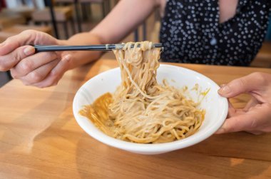 Susam ezmesi erişte Tayvanlı ünlü aperatifler