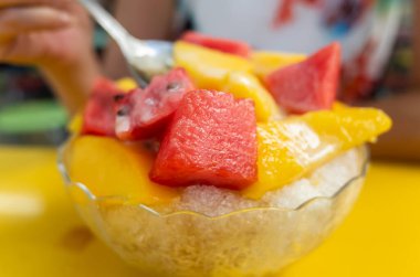 meyve karpuz ve mango ile buz tıraş