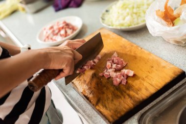 ahşap masada kesilmiş çiğ domuz eti