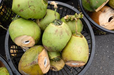 bir sepette hindistan cevizi meyve