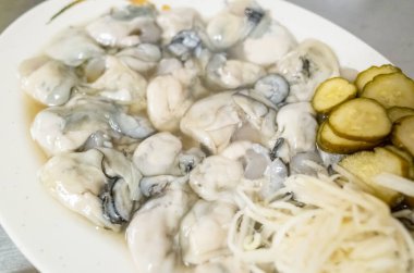 Taze istiridye, beyaz tabakta yakın plan.