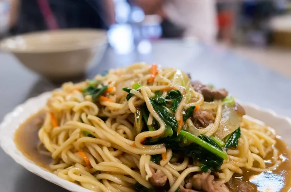 Їжте знаменитий Тайванська смажена локшина — стокове фото