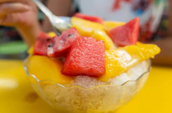 フルーツかき氷とスイカとマンゴー — ストック写真