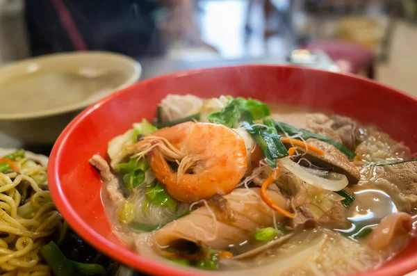 エビ入りの海鮮麺 — ストック写真