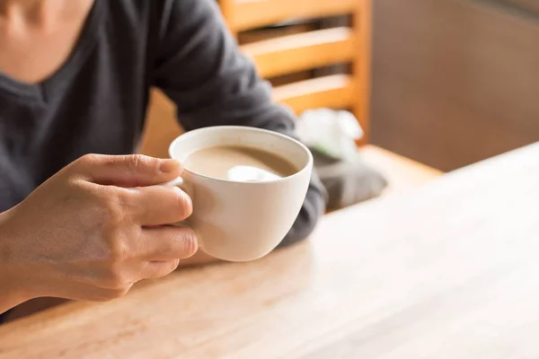 Vrouw houdt een kopje koffie — Stockfoto