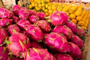 Pitaya meyvesi geleneksel pazarda