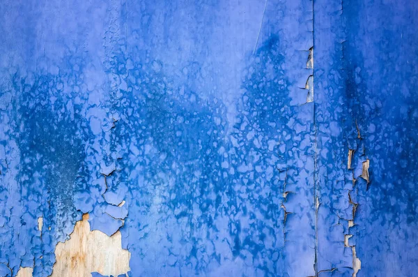휘어진 나무 널빤지가 파란색으로 되어 있는 벽 — 스톡 사진
