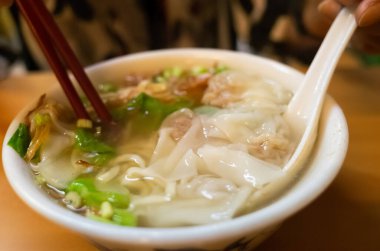 Çorbalı erişte ye.