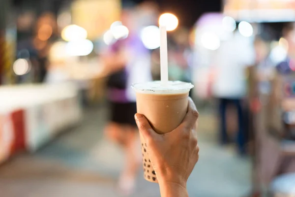 Taiwanese bubble milk tea at night marketplace — Stock Photo, Image