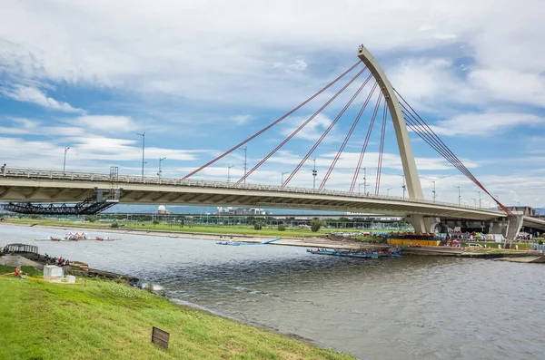 Paisaje urbano con puente con río bajo el cielo —  Fotos de Stock