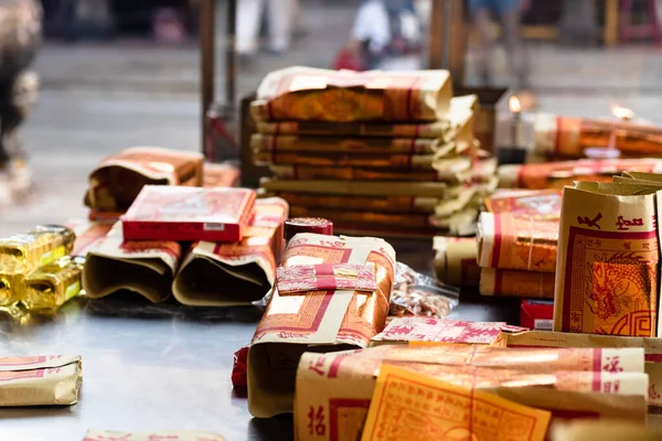 Chiński Joss złoto rzemiosła papierowego na stole — Zdjęcie stockowe