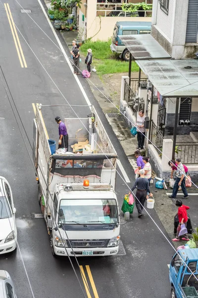 Переробка вантажівка збирає вторсировини в невеликій локальній мережі — стокове фото