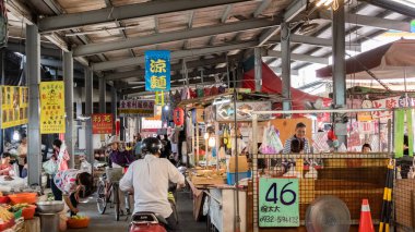 insanlar Puli kasabasında geleneksel pazarda yürüyüş ve alışveriş