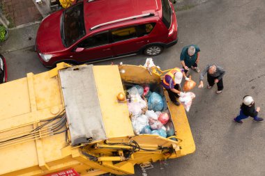 küçük Şeritteki garbages için sarı çöp kamyonu