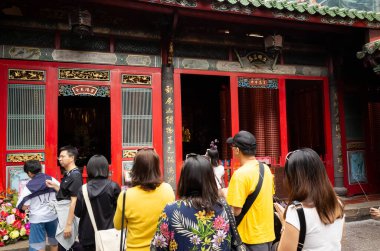 Lungshan tapınağında dua eden insanlar.