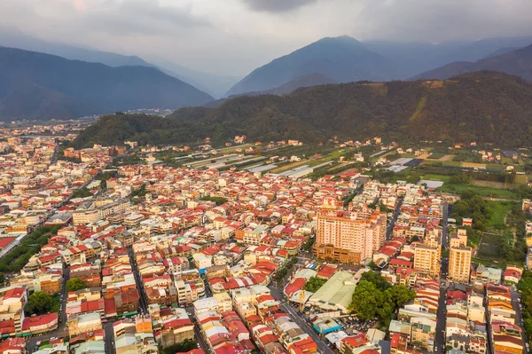 Pôr do sol paisagem vista aérea da cidade de Puli — Fotografia de Stock