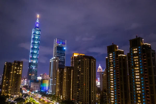 Légi kilátás éjszakai jelenet felhőkarcolók — Stock Fotó