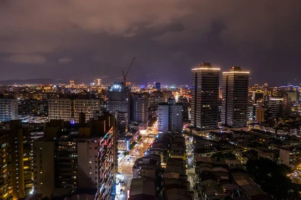 Vista aerea della scena notturna con grattacieli — Foto Stock