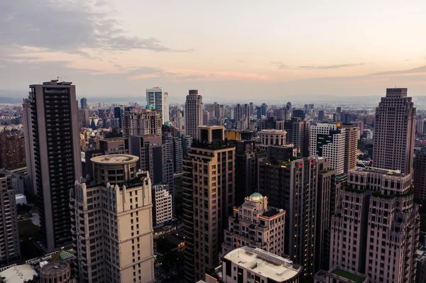 Atardecer paisaje urbano de Taichung ciudad con rascacielos — Foto de Stock