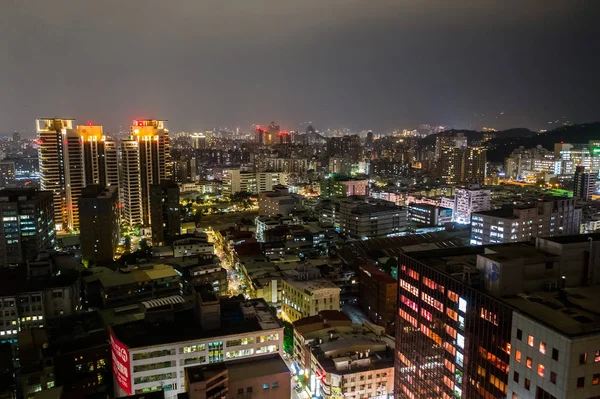 Nacht scene met wolkenkrabbers en gebouwen — Stockfoto