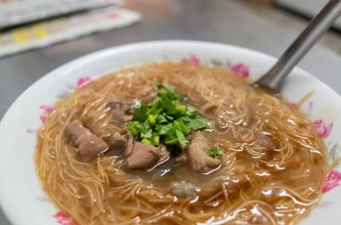 Tayvan usulü ince erişte ve domuz bağırsağı.