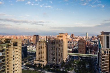 Taichung şehrinin günbatımı gökdelenleri ile