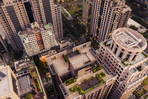 Atardecer paisaje urbano de Taichung ciudad con rascacielos — Foto de Stock