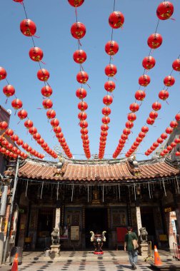 Kırmızı fenerler Cheng Huang Tapınağında asılı.