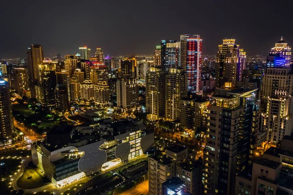 Nacht scene van Taichung stad met wolkenkrabbers — Stockfoto