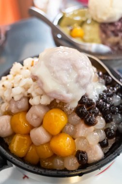 renkli tatlı ile tıraş buz yeme