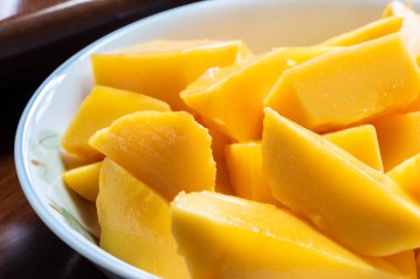 bir çanak üzerinde sarı mango