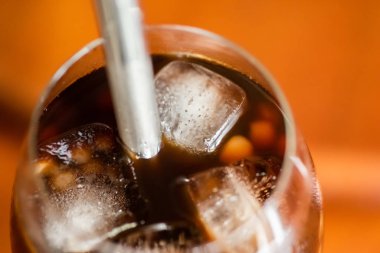 paslanmaz çelik saman ile cam inci süt çay