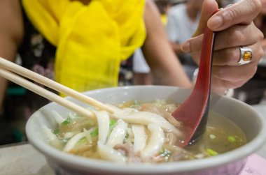 Domuz eti, hardal turşusu yeşil erişte.