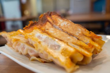 Bir restoranda kızarmış hamur köftesi.