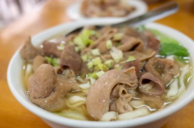 Erişteyi çorbayla karıştır.