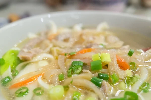 Χοιρινό, τουρσί μουστάρδα πράσινη noodles — Φωτογραφία Αρχείου