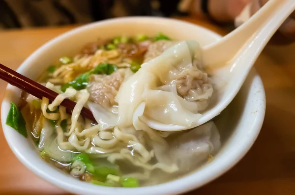 スープとワンタン麺を食べる — ストック写真
