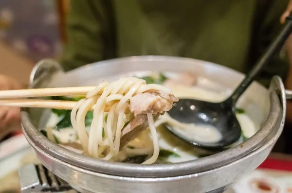 Comer tonkotsu ramen — Fotografia de Stock