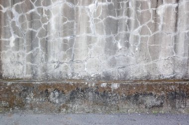 çatlaklar ile yıpranmış gri duvar