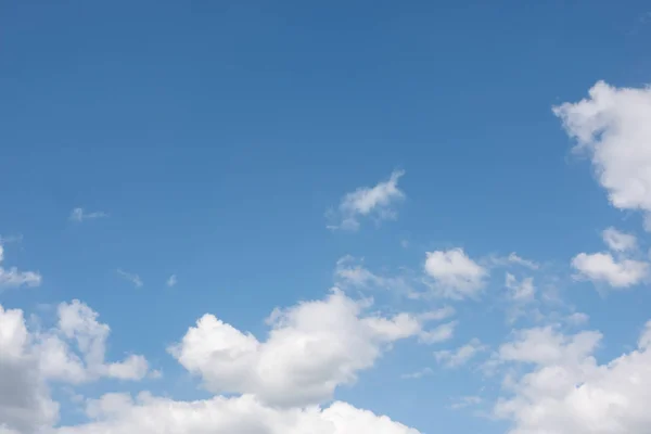 Nuages blancs sur ciel bleu — Photo