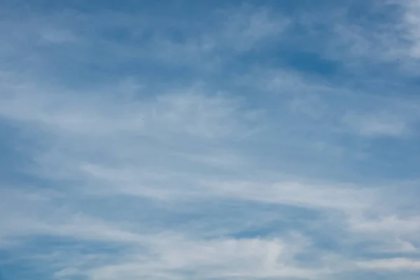 Nuvole bianche sopra il cielo blu — Foto Stock