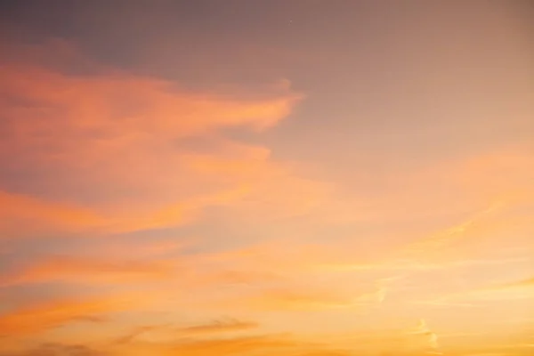 Bunten Sonnenuntergang Wolken über dem Himmel — Stockfoto