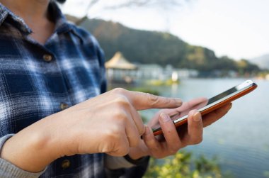 Akıllı telefon kullanan kadın