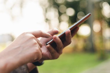 Akıllı telefon kullanan kadın