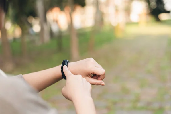 Mujer usando reloj inteligente —  Fotos de Stock