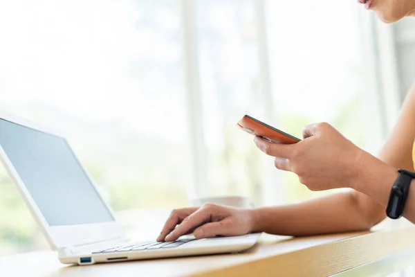 Vrouw werkt en het gebruik van mobiele telefoon — Stockfoto