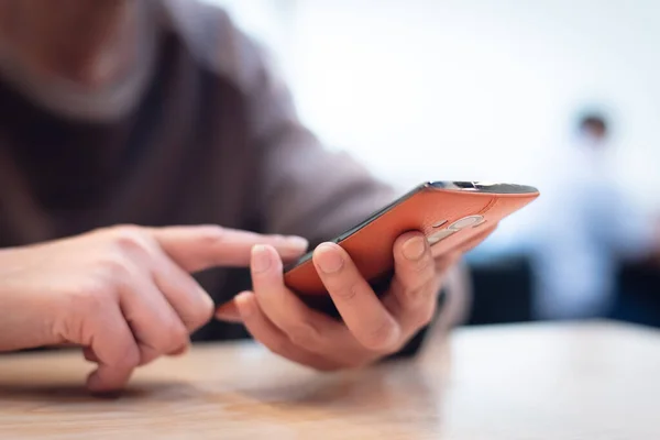 Kvinna med hjälp av mobiltelefon — Stockfoto