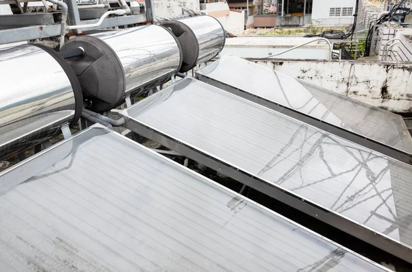 Solarwarmwasserbereiter auf dem Dach — Stockfoto