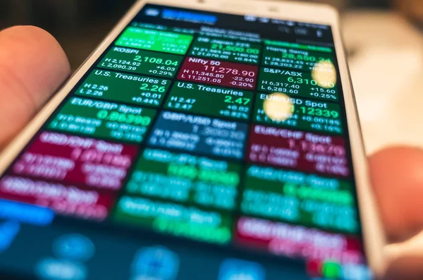 A mobileszköz használatával a piaci adatok ellenőrzése — Stock Fotó