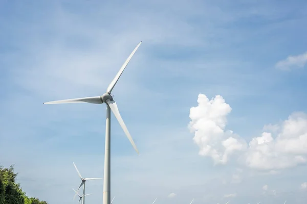 Větrná turbína v modré obloze — Stock fotografie